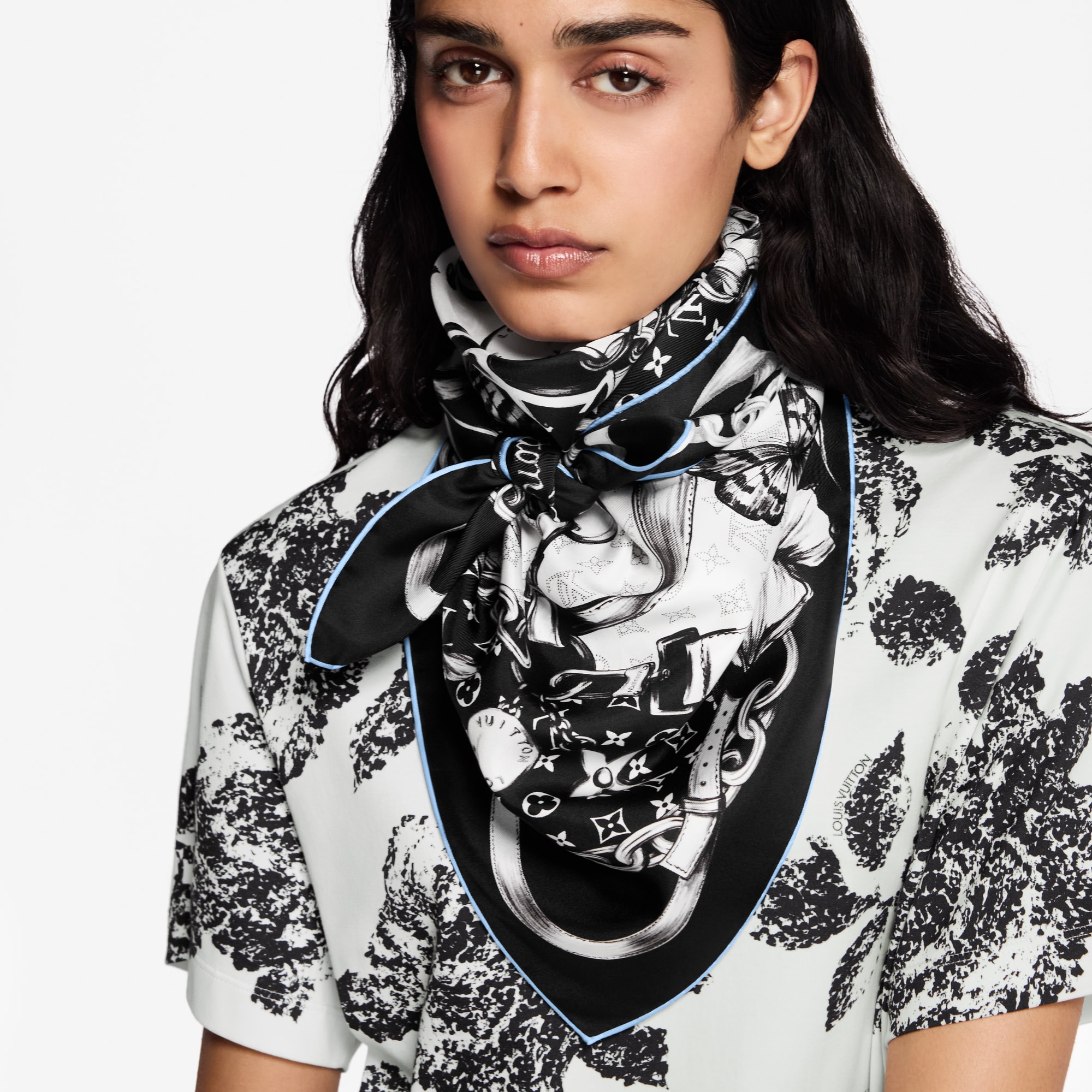 Blooming Monogram Square 90 . in Women