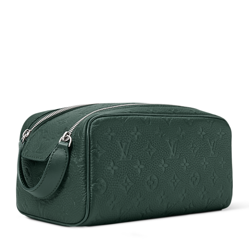 Dopp Kit Taurillon Monogram in 行李箱、旅行用品及家居精品's 旅行袋及拉桿行李箱 旅遊配件 collections by Louis Vuitton (產品縮放)
