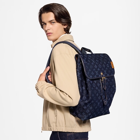 Flaneur Backpack worn view