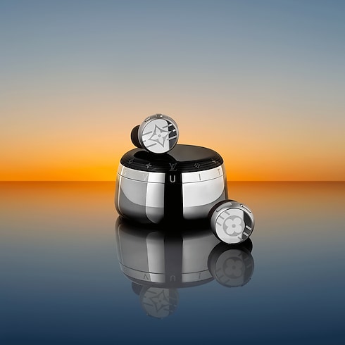 Louis Vuitton Horizon Light Up 耳機 - 銀色 in 行李箱、旅行用品及家居精品's 科技產品及配件 音響產品、智能腕錶及配件 collections by Louis Vuitton (產品縮放)