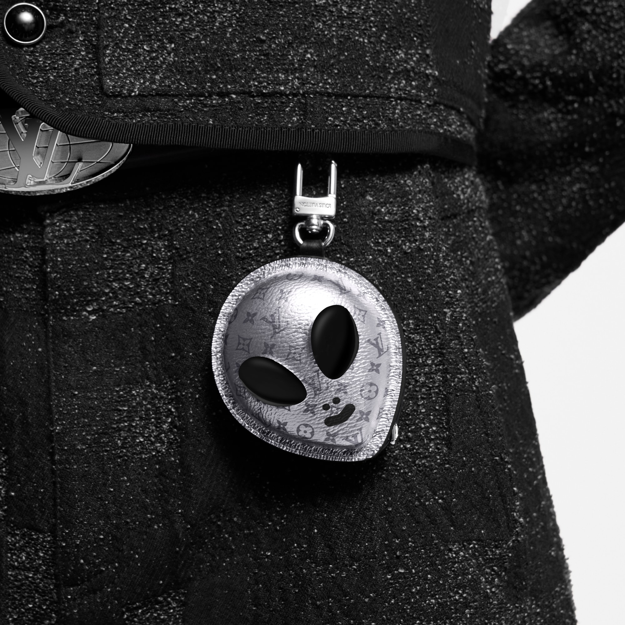 LV Alien 手袋吊飾 . in 男士