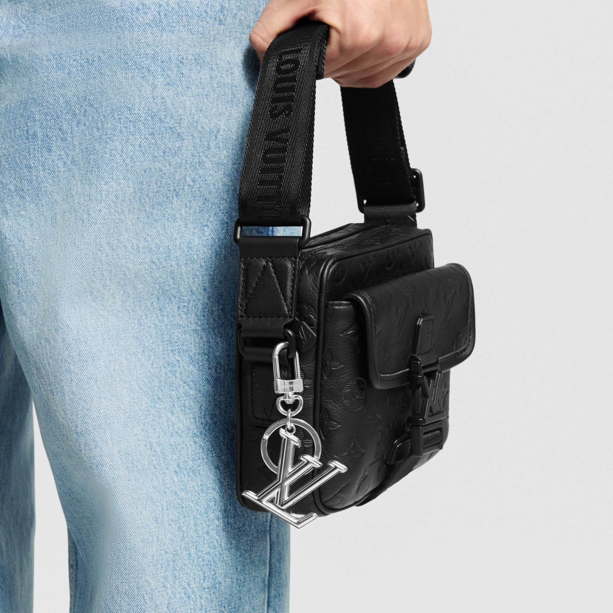 LV Dimension 鎖匙扣兼手袋吊飾 . in 男士