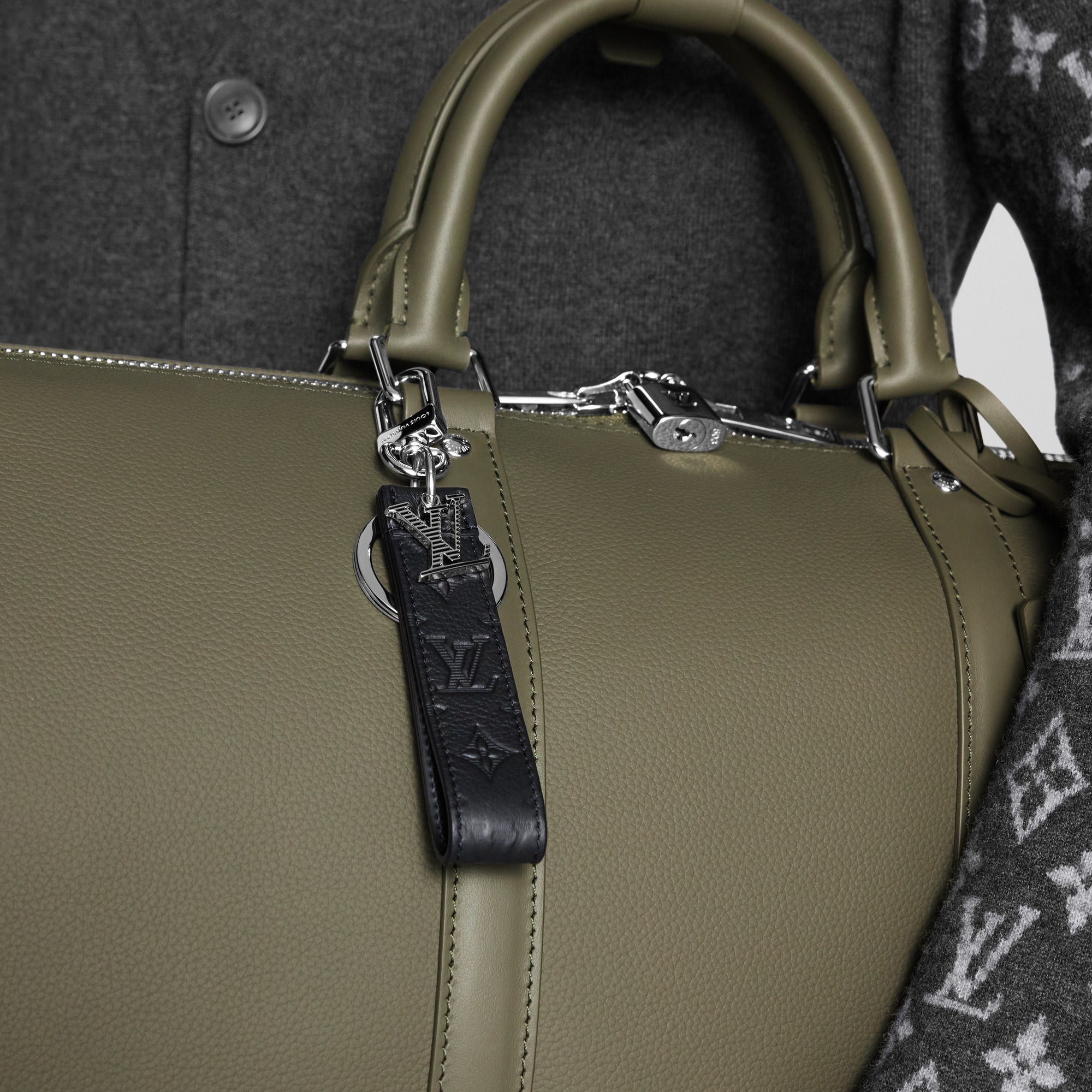 LV Shadow Dragonne 鎖匙扣兼手袋吊飾 . in 男士