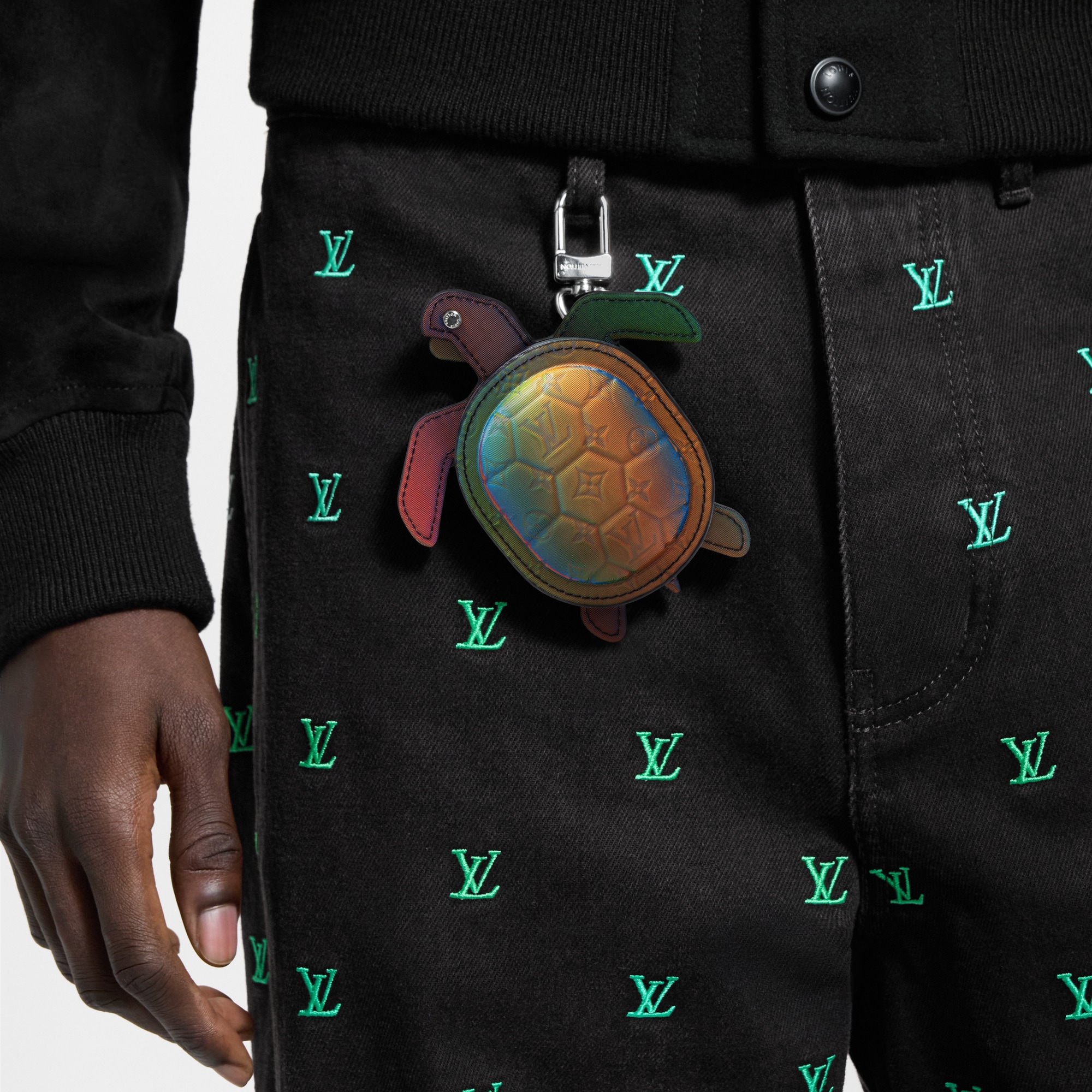 LV Turtle Pouch 手袋吊飾 . in 男士