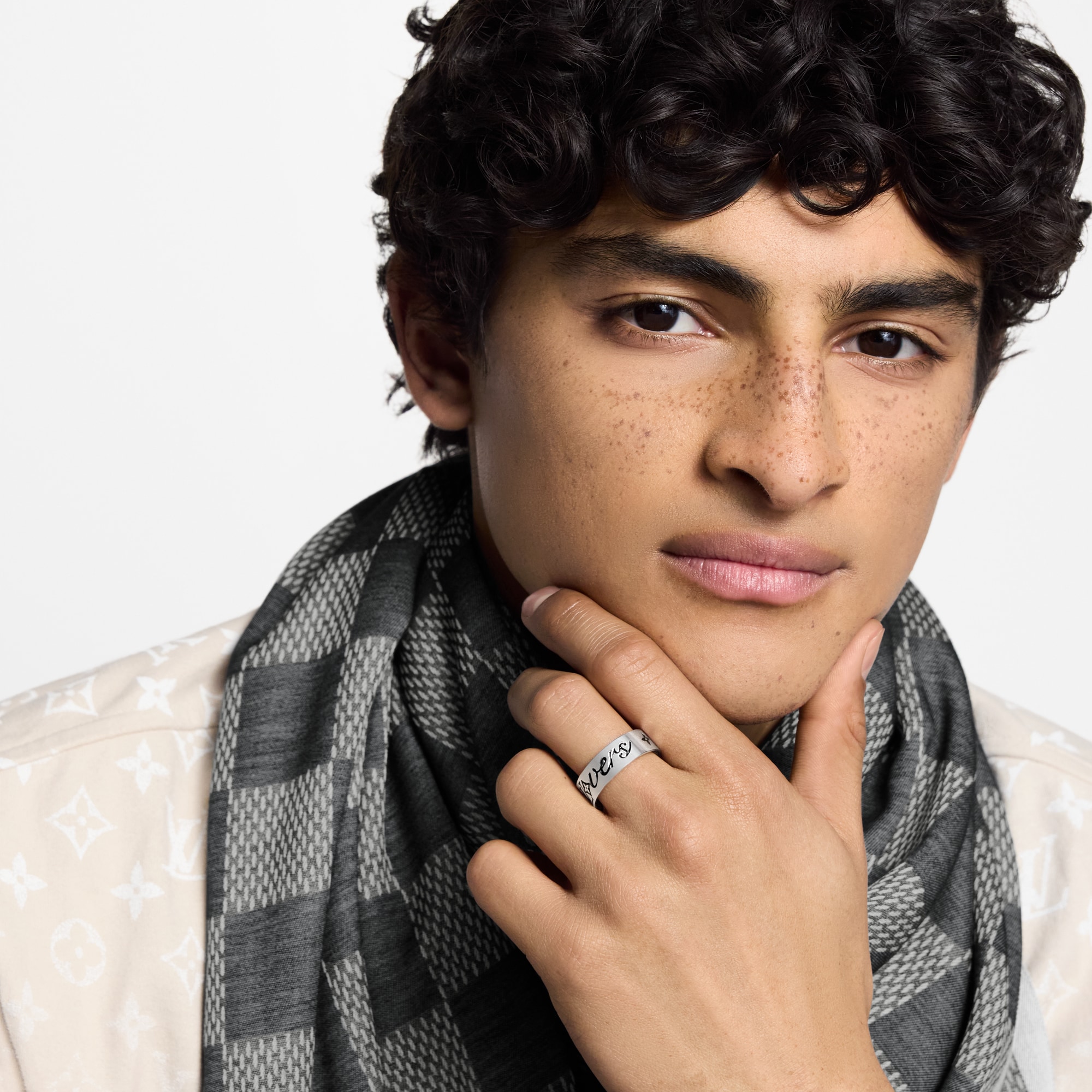 LV Vers Ring . in Men