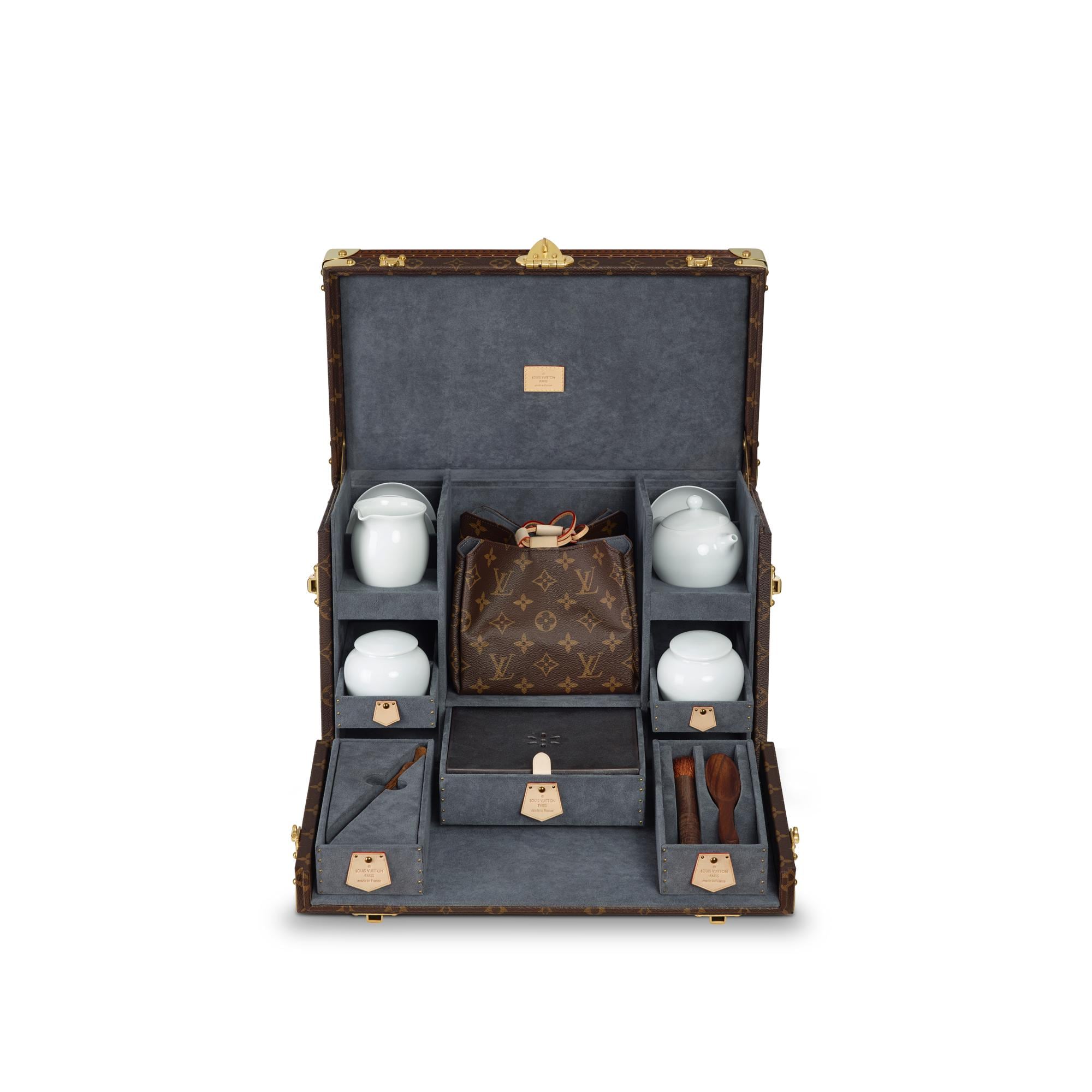 Necessaire A The Monogram 帆布 in 行李箱、旅行用品及家居精品