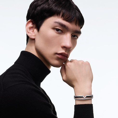 Pure V 手鏈 - 配白K金、黑色亮漆及鑽石 in Les Extraordinaires's 珠寶系列 手鐲 collections by Louis Vuitton (產品縮放)