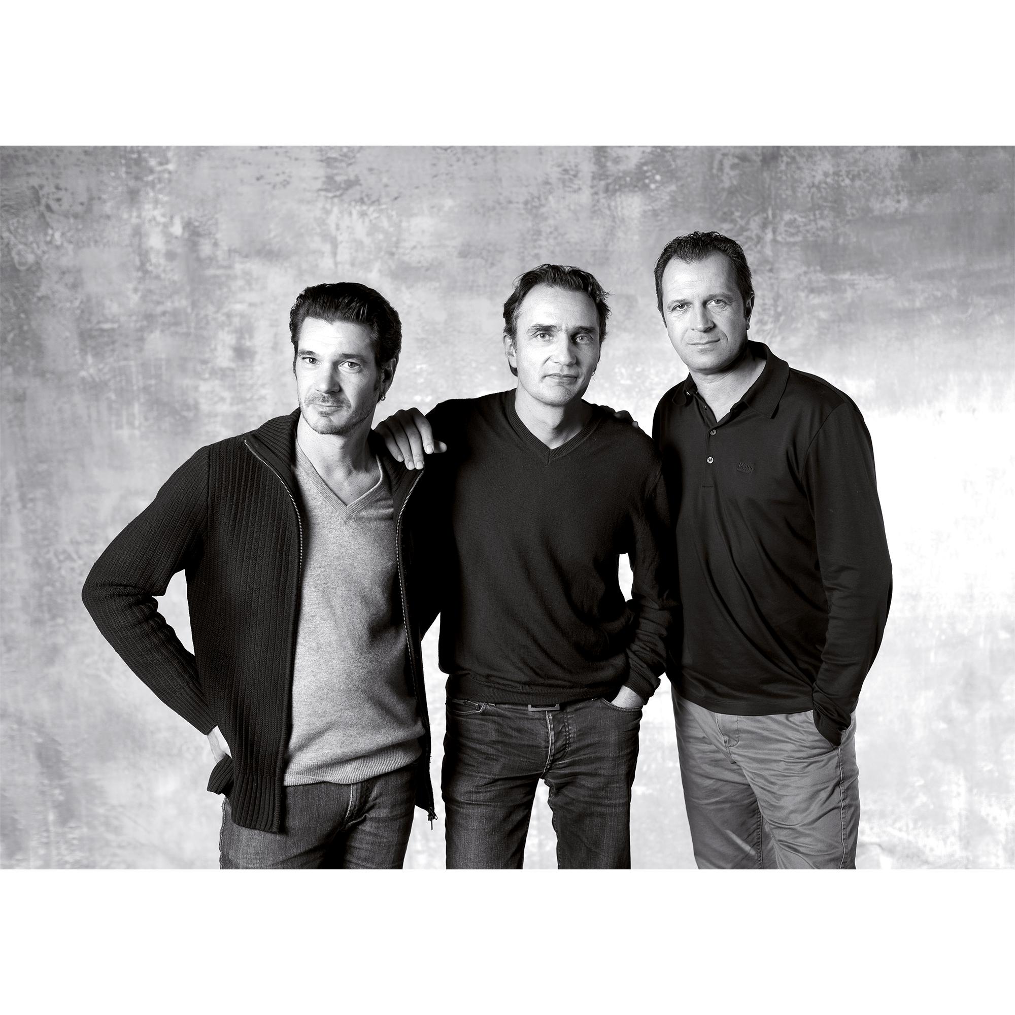 Serpentine Table GM by Atelier Oï  in 行李箱、旅行用品及家居精品