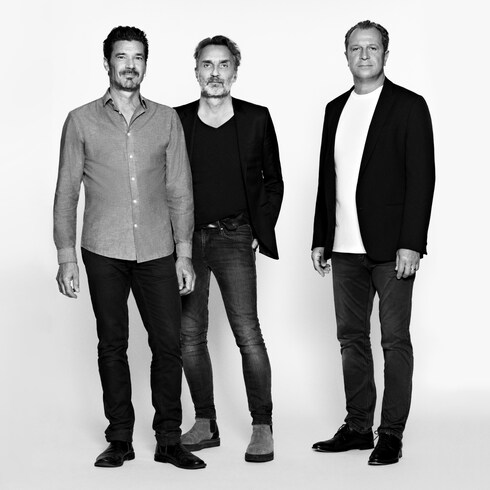 Serpentine Table GM by Atelier Oï in 行李箱、旅行用品及家居精品's 家居及餐具精品 家具 collections by Louis Vuitton