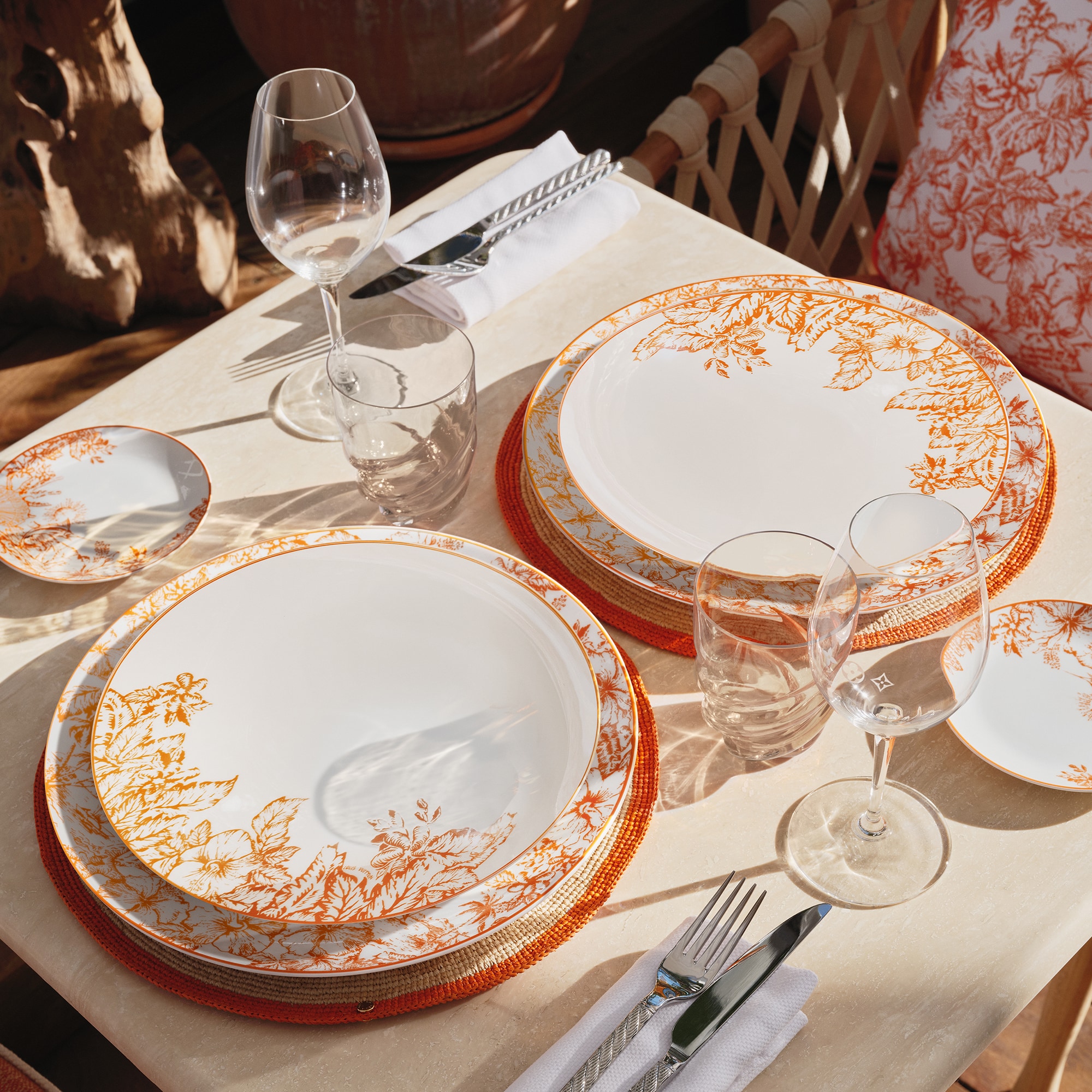 LV By The Pool 甜品碟兩件套裝  in 行李箱、旅行用品及家居精品