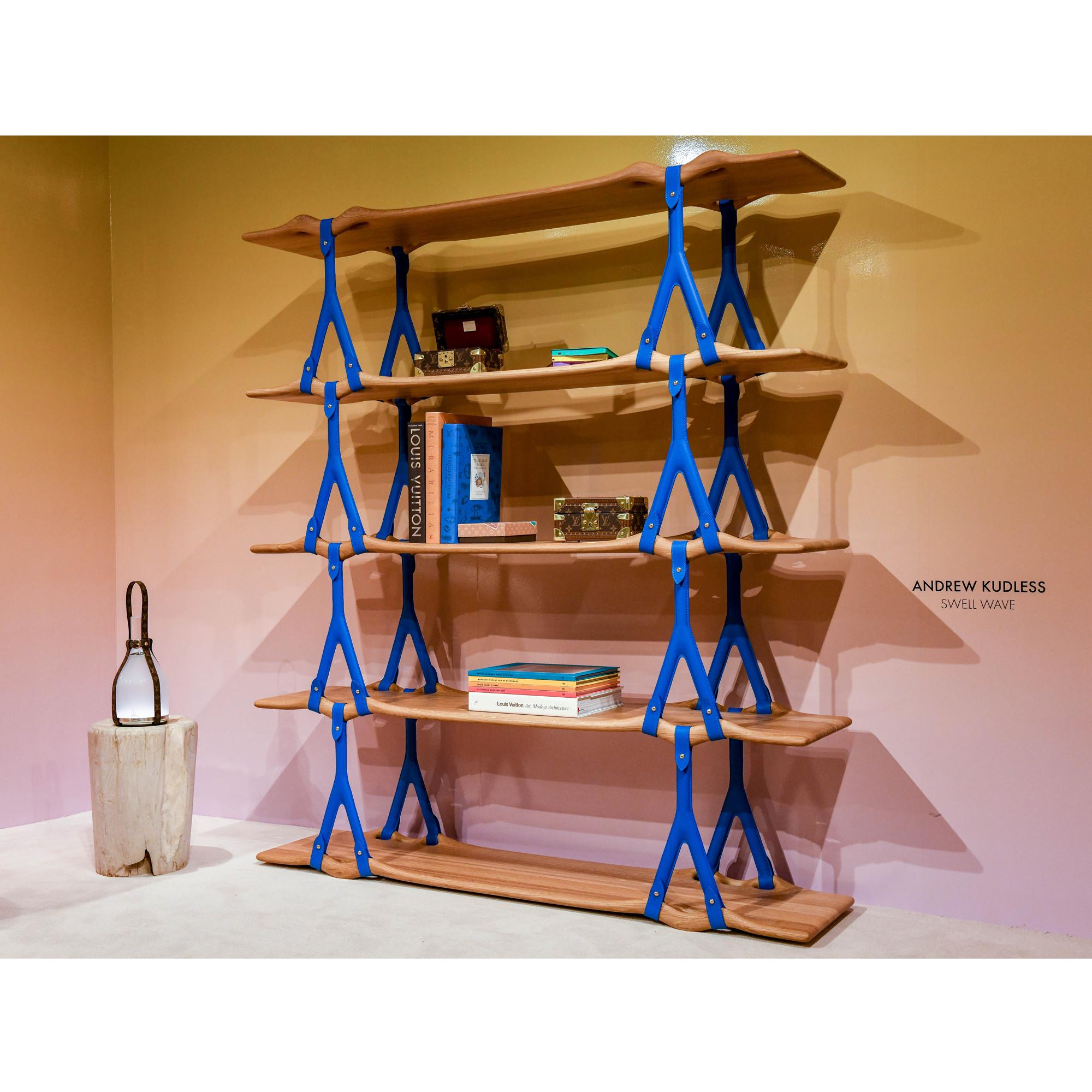 Swell Wave Standing By Andrew Kudless  in 行李箱、旅行用品及家居精品