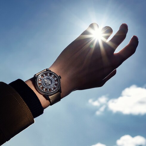 Tambour Taiko Spin Time Air,自動機芯,42.5毫米,白K金 in 腕錶系列's 腕錶總覽 } collections by Louis Vuitton