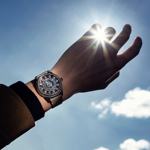 Tambour Taiko Spin Time Air Flying Tourbillon,自動上鏈,42.5毫米,白K金 in 腕錶系列's 腕錶總覽 } collections by Louis Vuitton