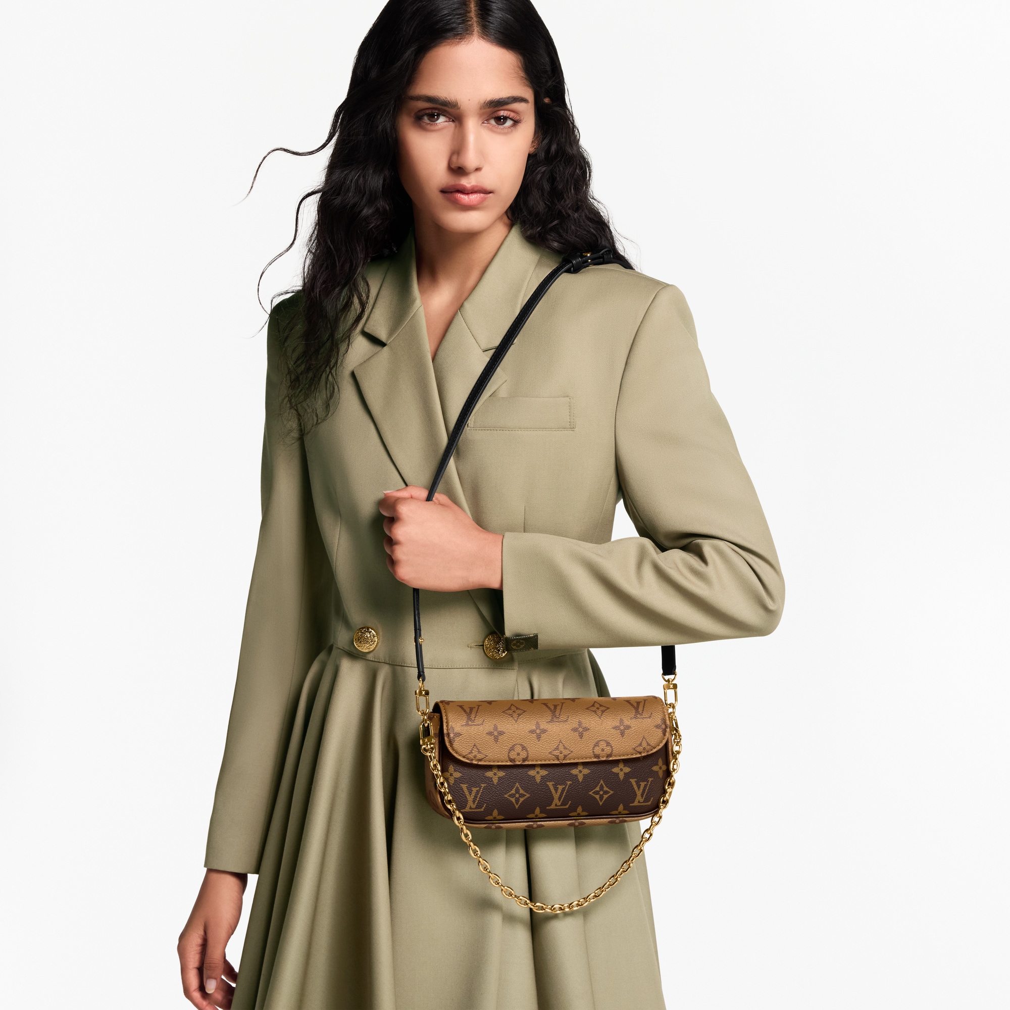 Wallet on Chain Ivy Monogram Reverse 帆布 in 女士